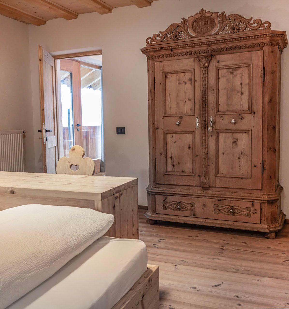 Ein Schlafzimmer mit Bett und Holzschrank