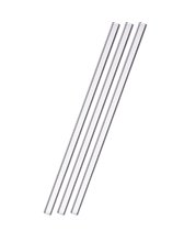 Um conjunto de quatro canudos de aço inoxidável em um fundo branco.