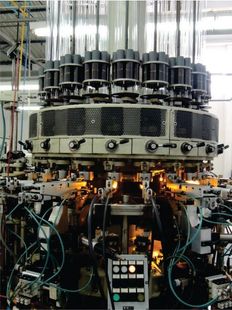 Uma máquina em uma fábrica que está fazendo meias