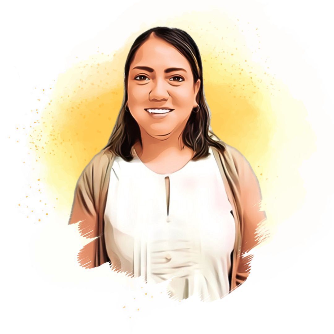 Un retrato de una mujer sonriente con una camisa blanca y una rebeca marrón.