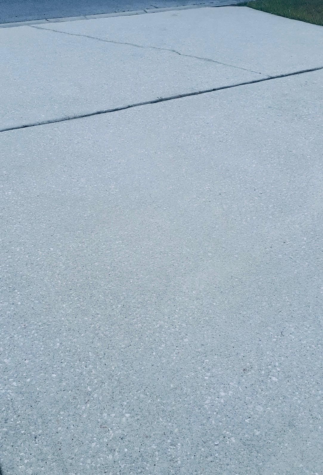 Professionaly cleaned driveway in Jacksonville, FL