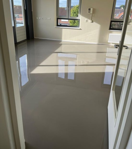 een lege kamer met een trap en een raam