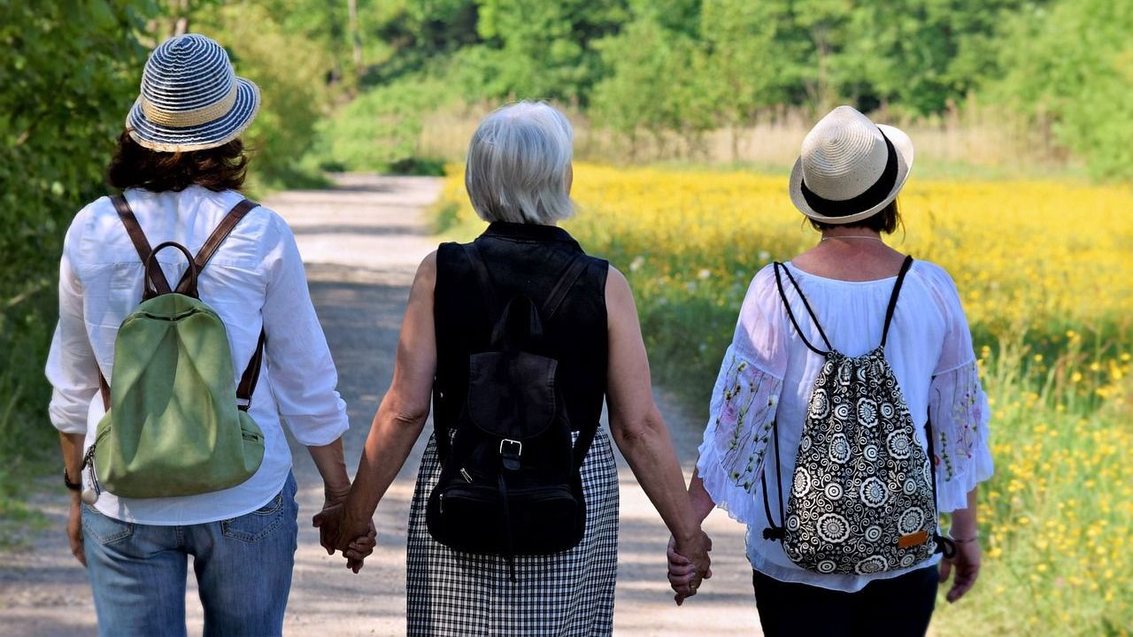 Drei Frauen, die sich an den Händen halten. Es sind drei Generationen.