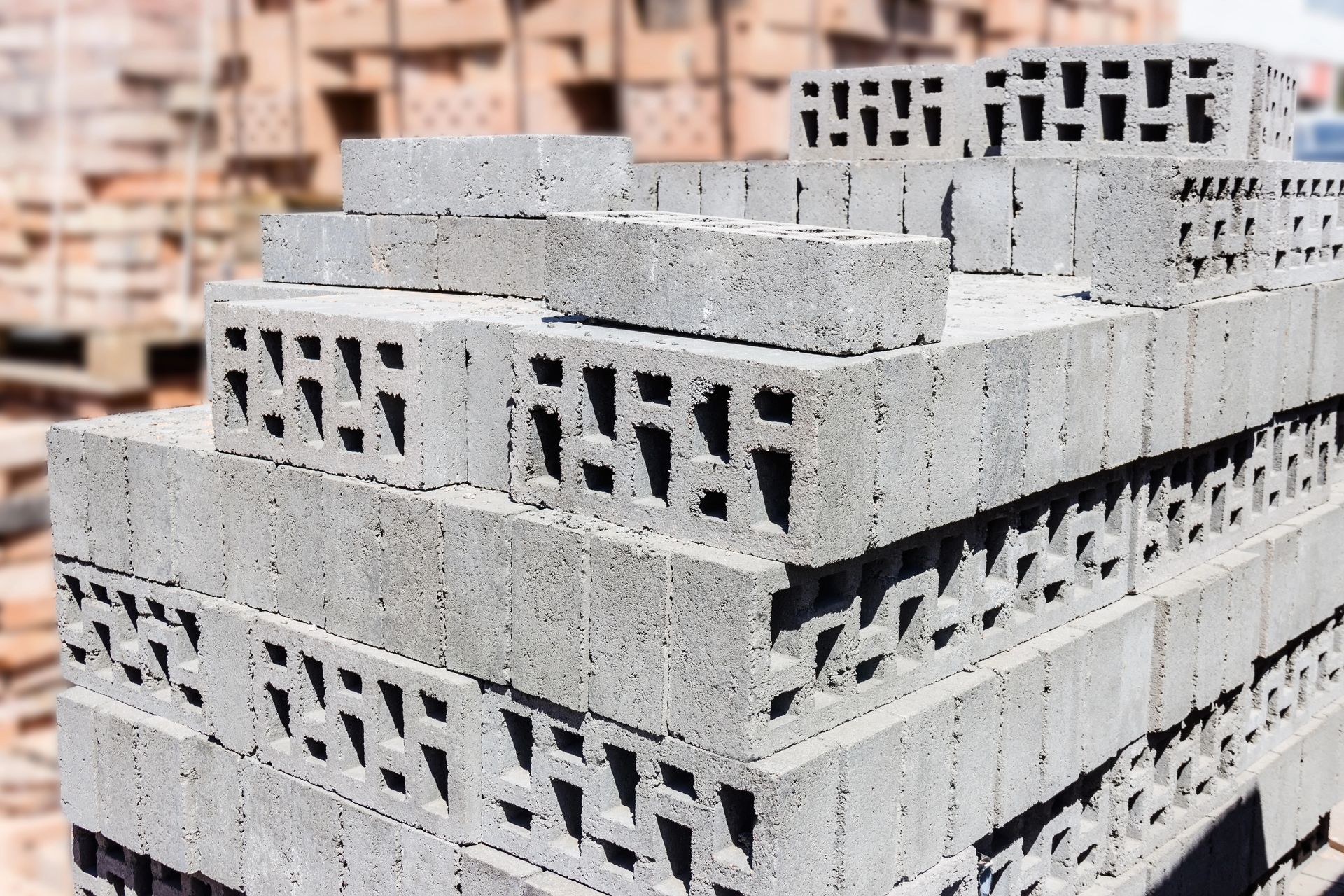 Demolizione controllata con martello idraulico e separazione ordinata dei materiali di risulta.