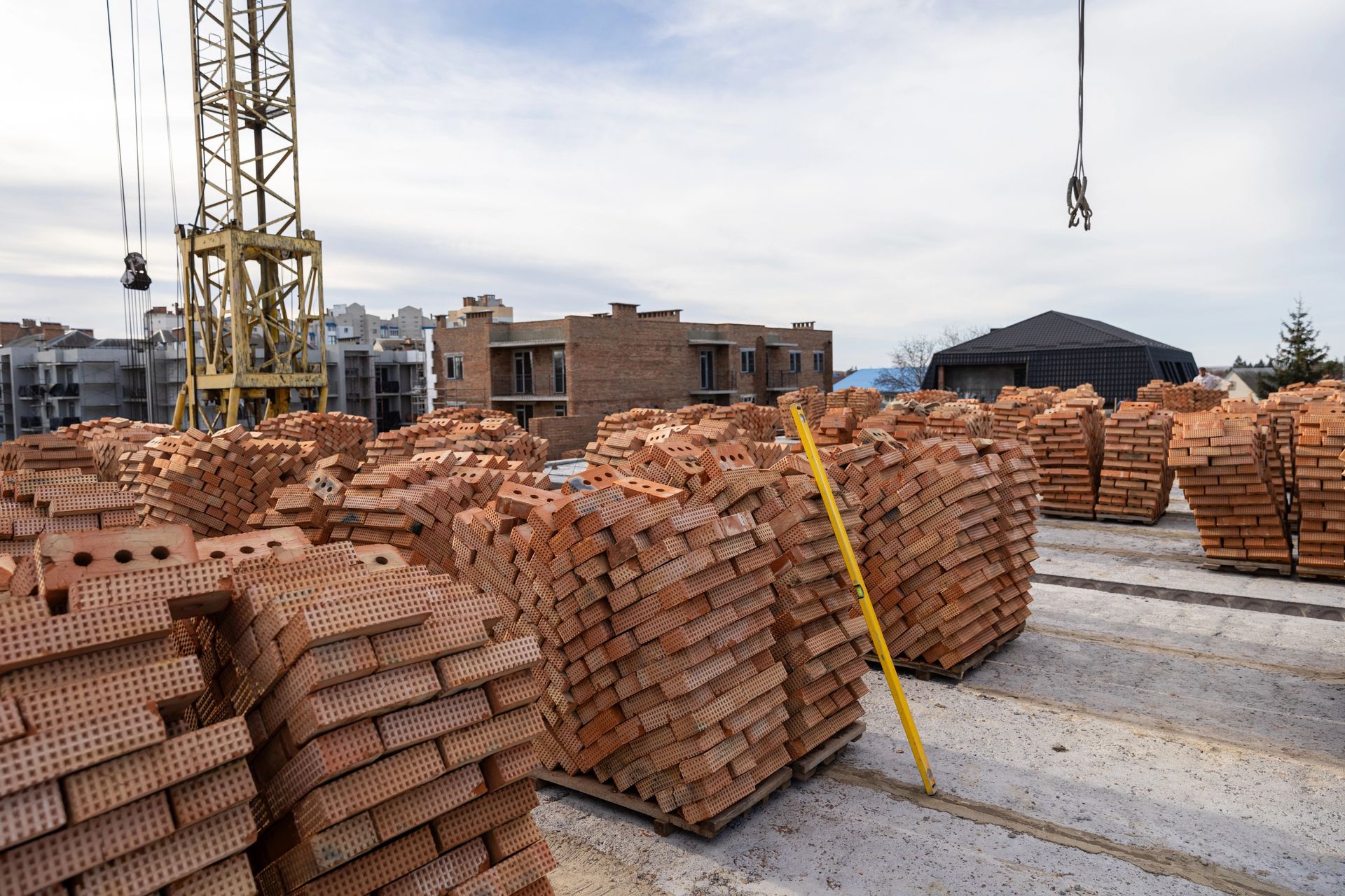 Escavatore al lavoro per uno scavo tecnico di fondazione con terreno rimosso e area di cantiere ordinata.