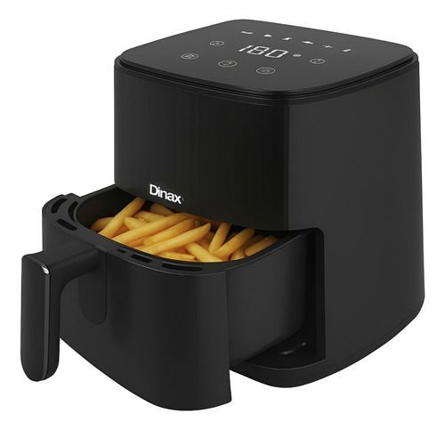 Freidora de aire negra con el cajón abierto, mostrando las patatas fritas cocinadas en su interior.