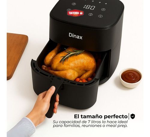 Freidora de aire negra con el cajón abierto, mostrando las patatas fritas cocinadas en su interior.
