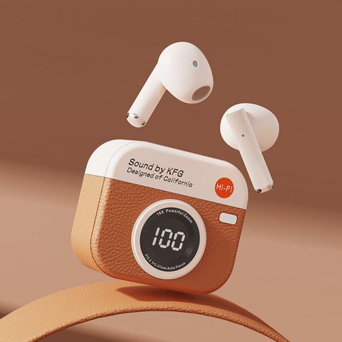 Altavoz portátil Bluetooth blanco y marrón con pantalla digital y dos auriculares inalámbricos.