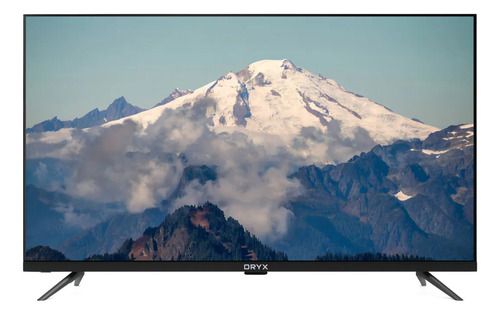 Televisor de pantalla plana que muestra un paisaje de montaña nevada con nubes y cielo azul.