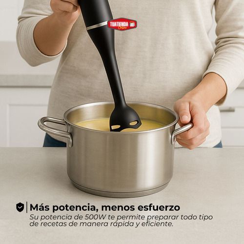 Batidora de mano negra con ingredientes para frutas y sopa sobre un fondo blanco.