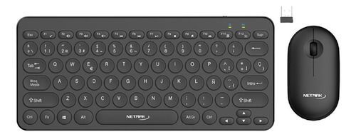 Conjunto de teclado y ratón inalámbricos negros con dongle USB sobre un fondo claro.