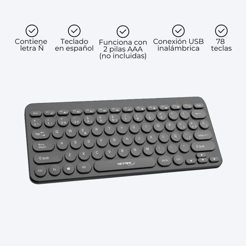 Conjunto de teclado y ratón inalámbricos negros con dongle USB sobre un fondo claro.