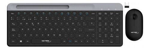 Teclado inalámbrico negro con ratón sobre fondo gris claro, con panel táctil y teclado numérico integrados.