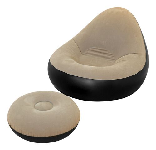 Silla de suelo hinchable beige y negra con reposapiés redondo a juego sobre fondo blanco.