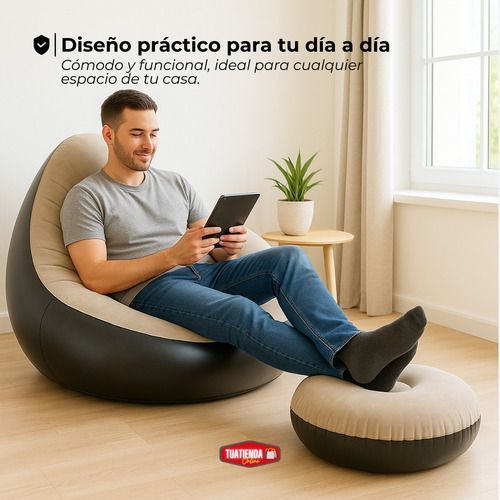 Silla de suelo hinchable beige y negra con reposapiés redondo a juego sobre fondo blanco.