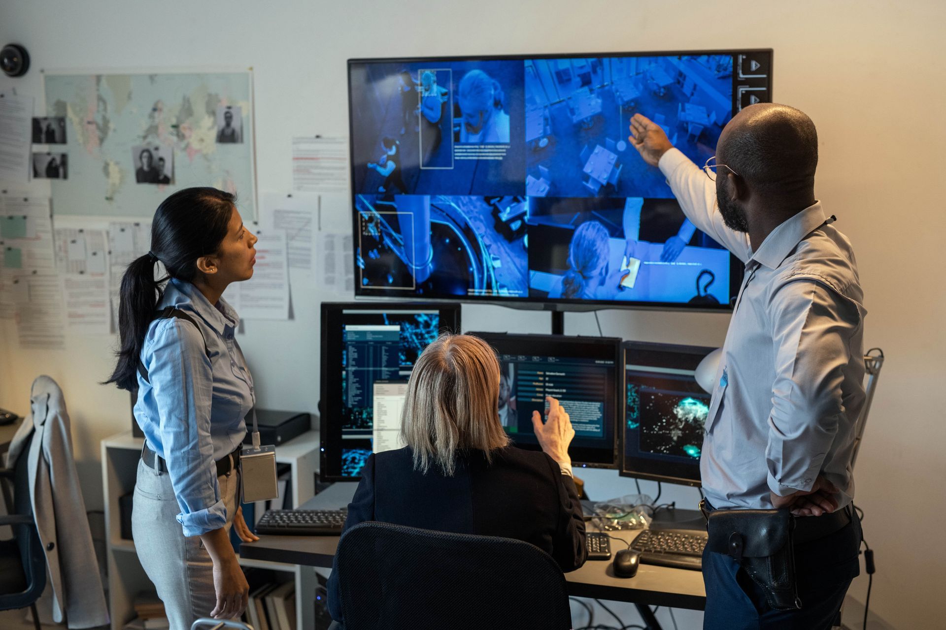 Learn more about Sky-Walker and its importance in finance buildings! Multiple operators in a control room with video wall and monitors equipped with Sky-Walker PSIM
