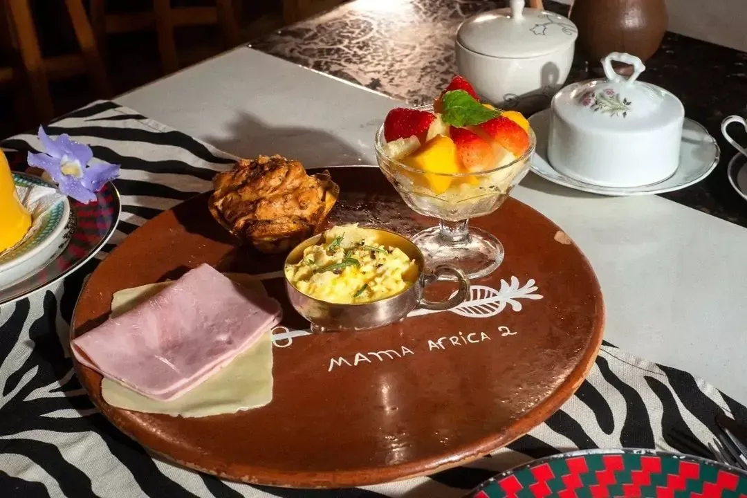 Um prato de comida em uma mesa com uma toalha de mesa com estampa de zebra- Hostel-Mama-Africa-2