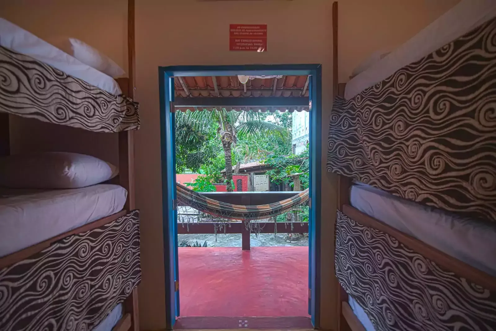 Um quarto com beliches e uma rede.- Hostel-Mama-Africa-2