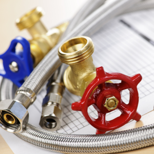 A close up of a hose with a red valve on it