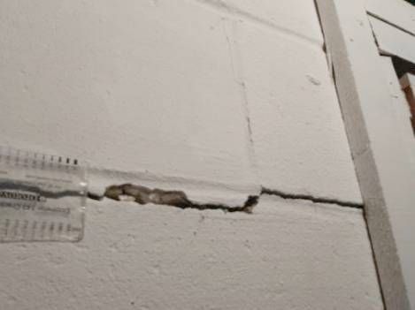 wall with a crack in it