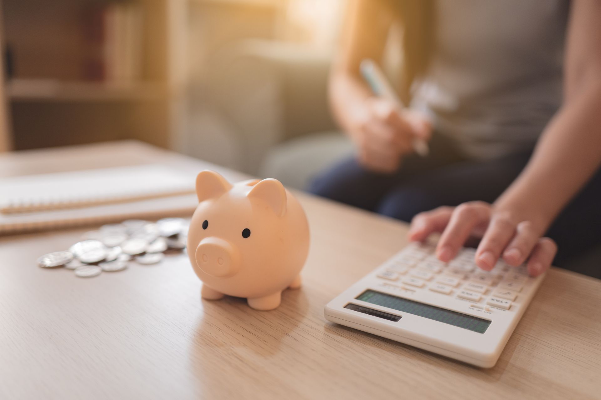 Calculating savings with piggy bank for low interest personal loans.