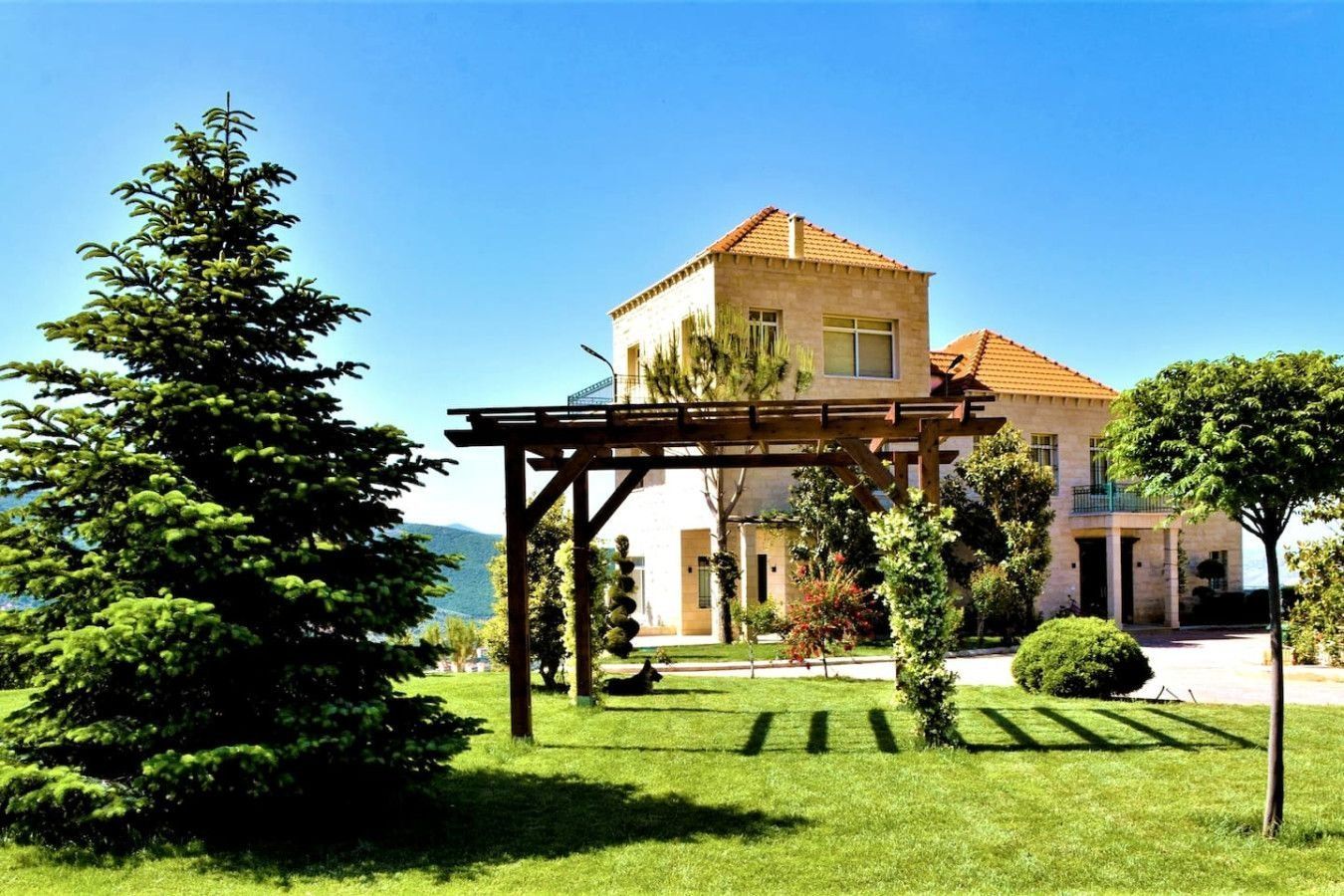 Villa Sur La Colline, a 5-bedroom villa with gardens in Hasbaya, south Lebanon