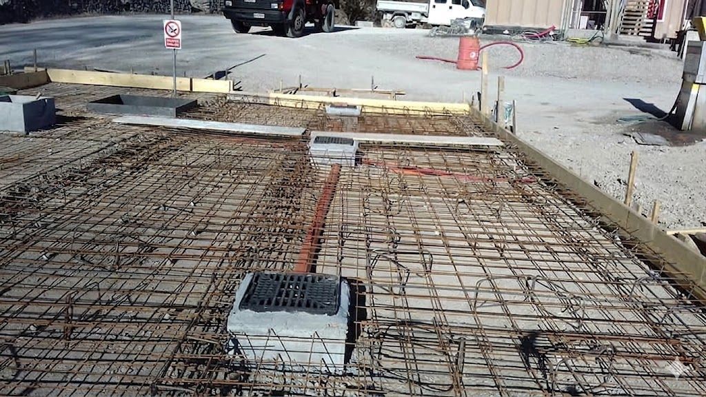 Cantiere edile con griglia di armatura e casseforme per la realizzazione di una nuova soletta.