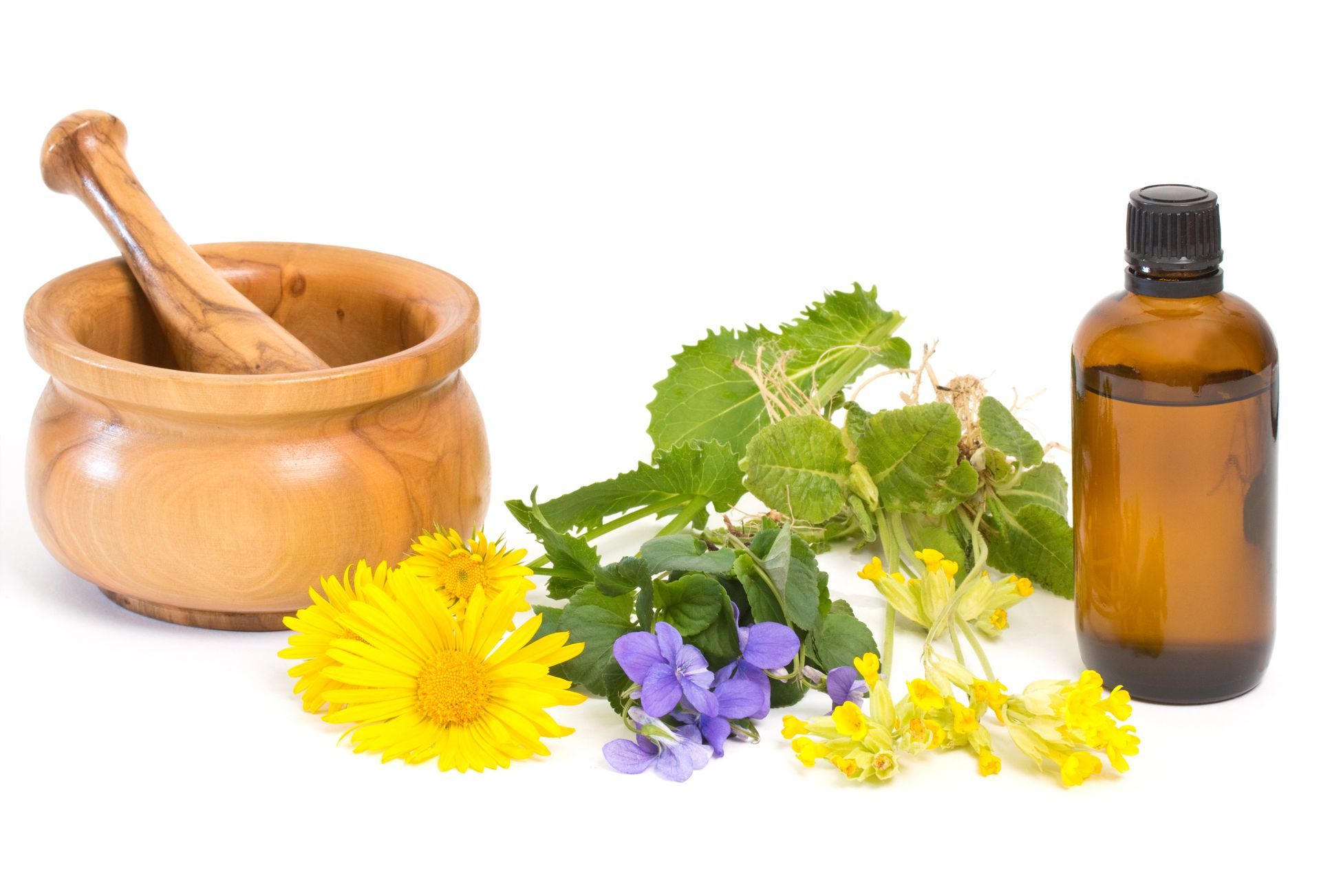 Mortaio e pestello in legno, erbe, fiori e bottiglia d'ambra, che rappresentano la medicina naturale.