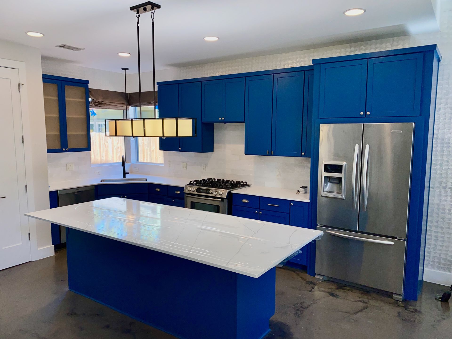 Rosedale Austin kitchen remodel with Benjamin Moore Mistral cabinets and MSI Calacatta Ultra Quartz 