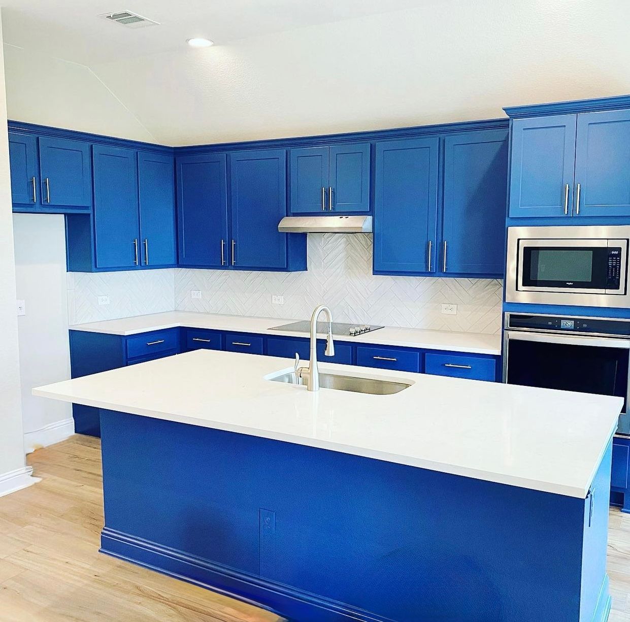 Round Rock cabinet painting after photo with professionally painted kitchen cabinets