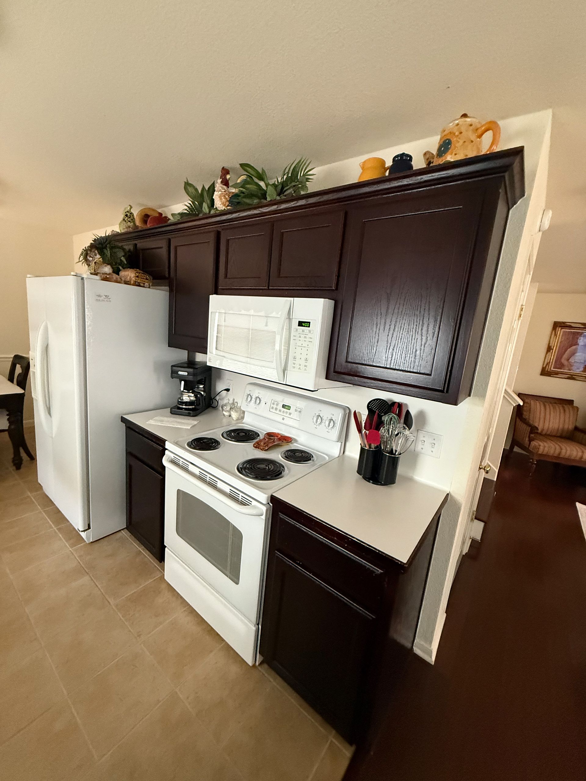 Small Round Rock kitchen before cabinet replacement and quartz countertop installation