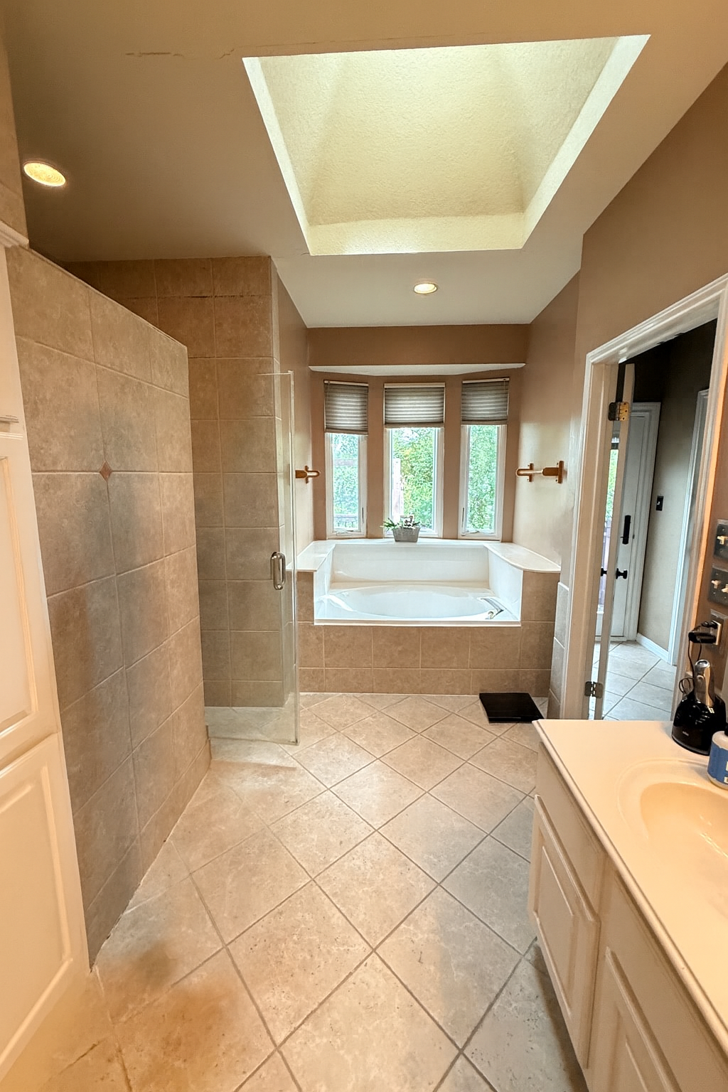 Bathroom before renovation Cedar Park with old shower and tub setup