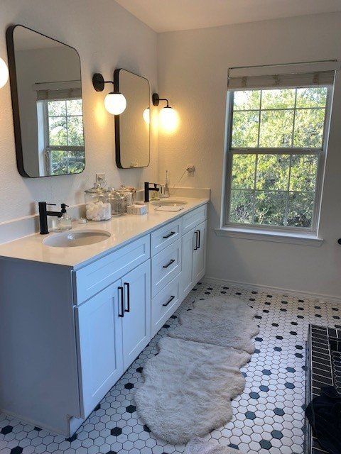 Home in Lake Travis area of Austin, TX that had full kitchen remodel including new cabinets, new countertops, new backsplash, and whole house interior painting and exterior painting completed by Austin Painting and Cabinets