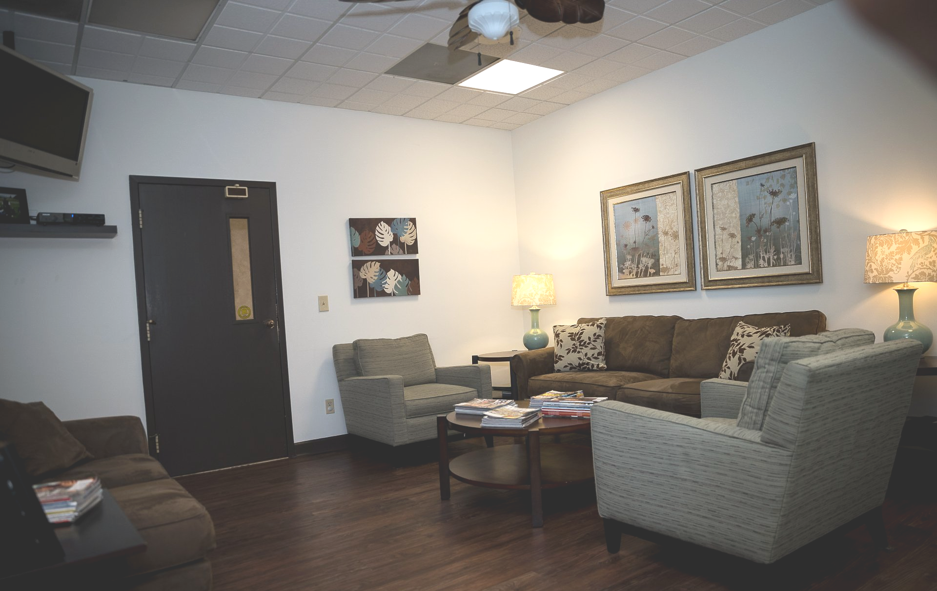A living room filled with furniture and a ceiling fan