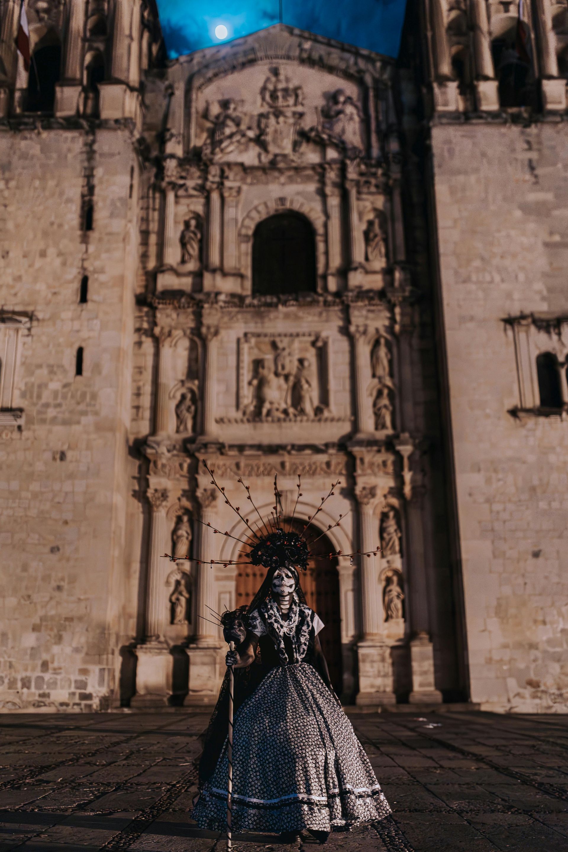 Una persona ataviada con un suntuoso vestido de estilo victoriano con estampado metálico.