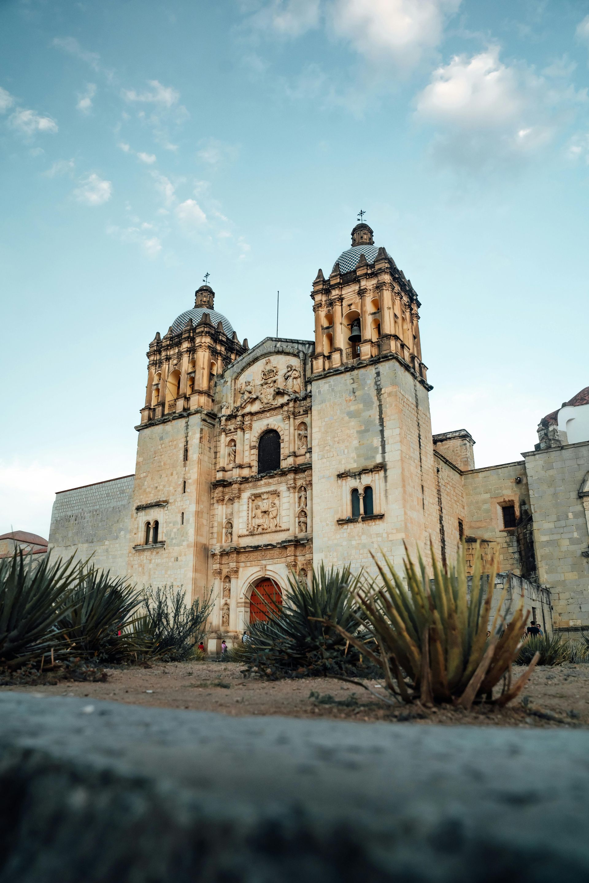 El Templo de Santo Domingo de Guzmán en Oaxaca, México, destaca por su elaborada arquitectura.
