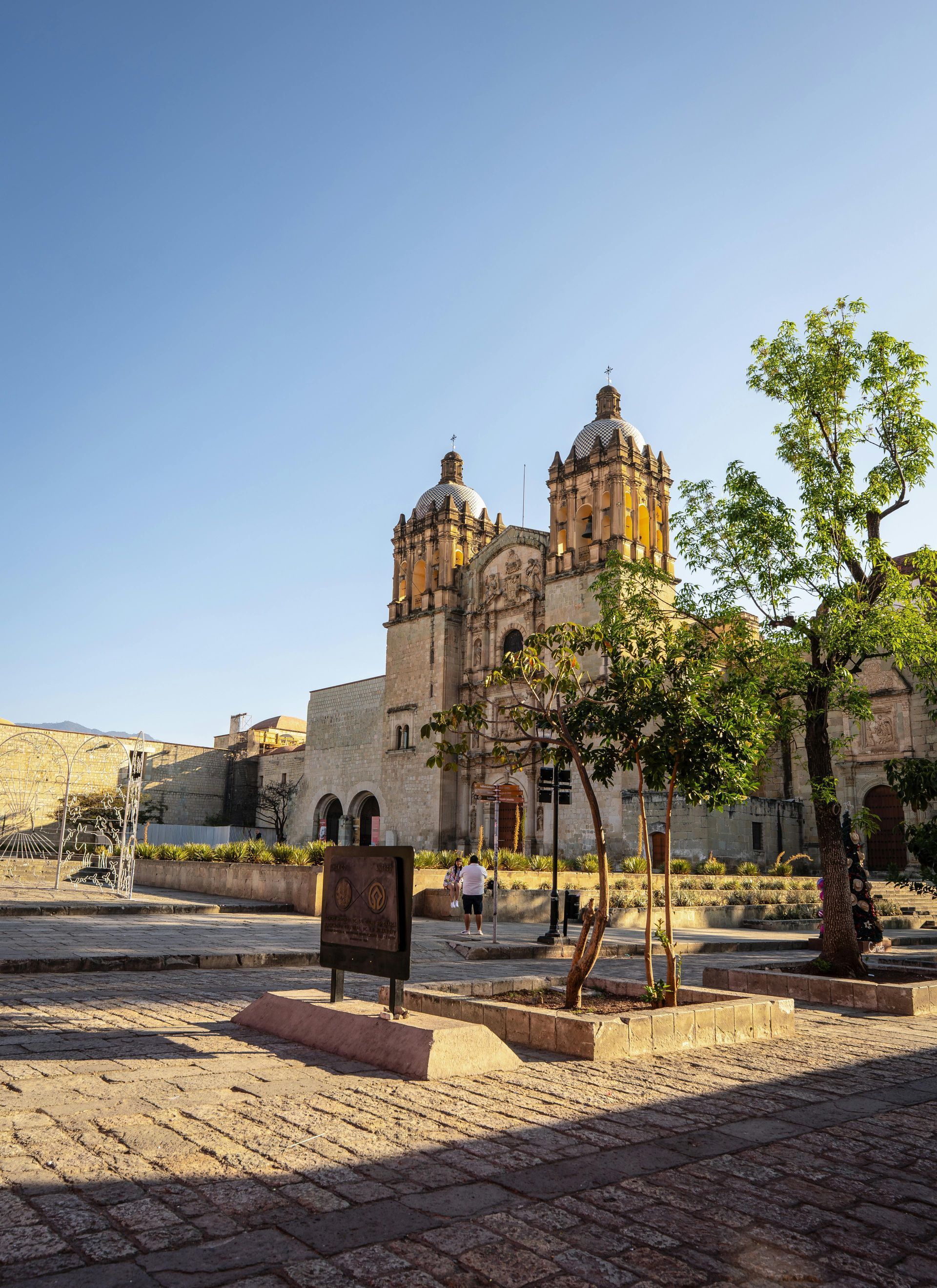 La iglesia de Santo Domingo de Guzmán en Oaxaca, México, cuenta con elaboradas torres de piedra.