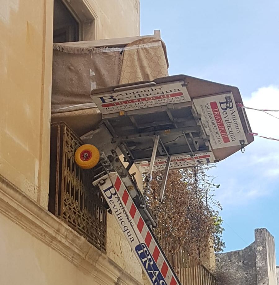 operatori durante un servizio di facchinaggio