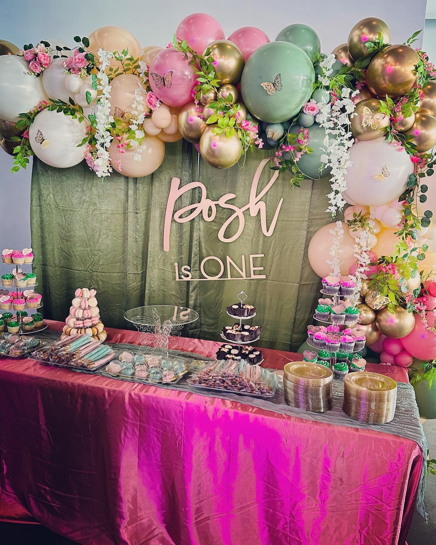 A table decorated with balloons and flowers for a birthday party.