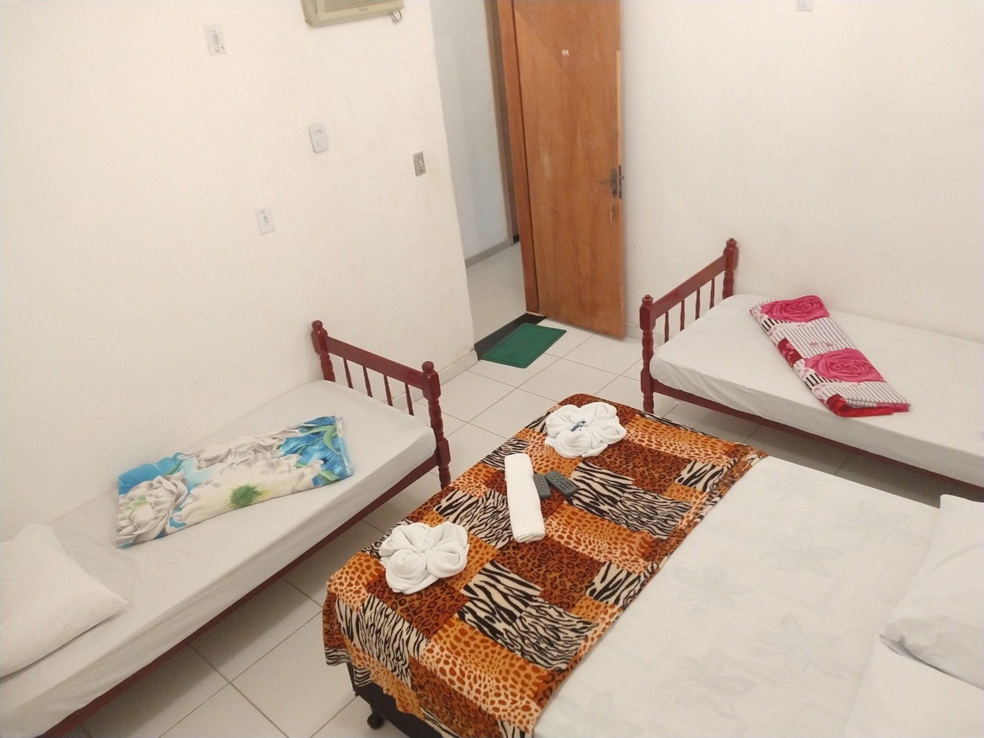 Um quarto de hotel com duas camas e um sofá
