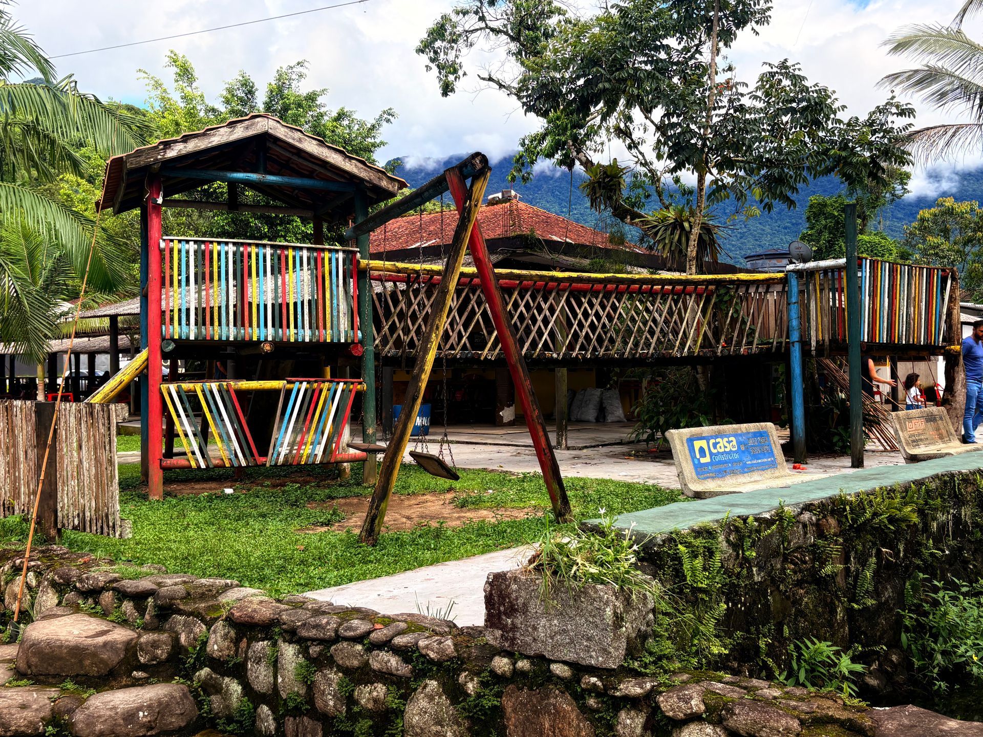 Área de lazer infantil na pousada Rancho Texas em Ubatuba com parquinho para crianças