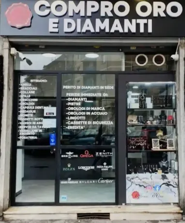 Vetrina del negozio di gioielli e acquisto oro “COMPRO ORO E DIAMANTI” con porta a vetri e insegna in vetrina.