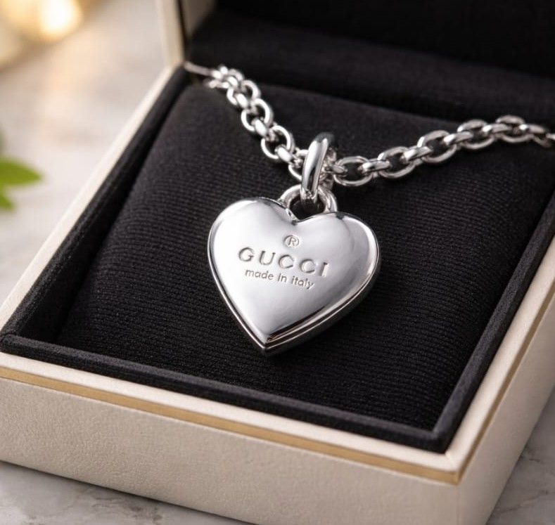 Collana con pendente Gucci a forma di cuore in argento, in un elegante cofanetto nero.