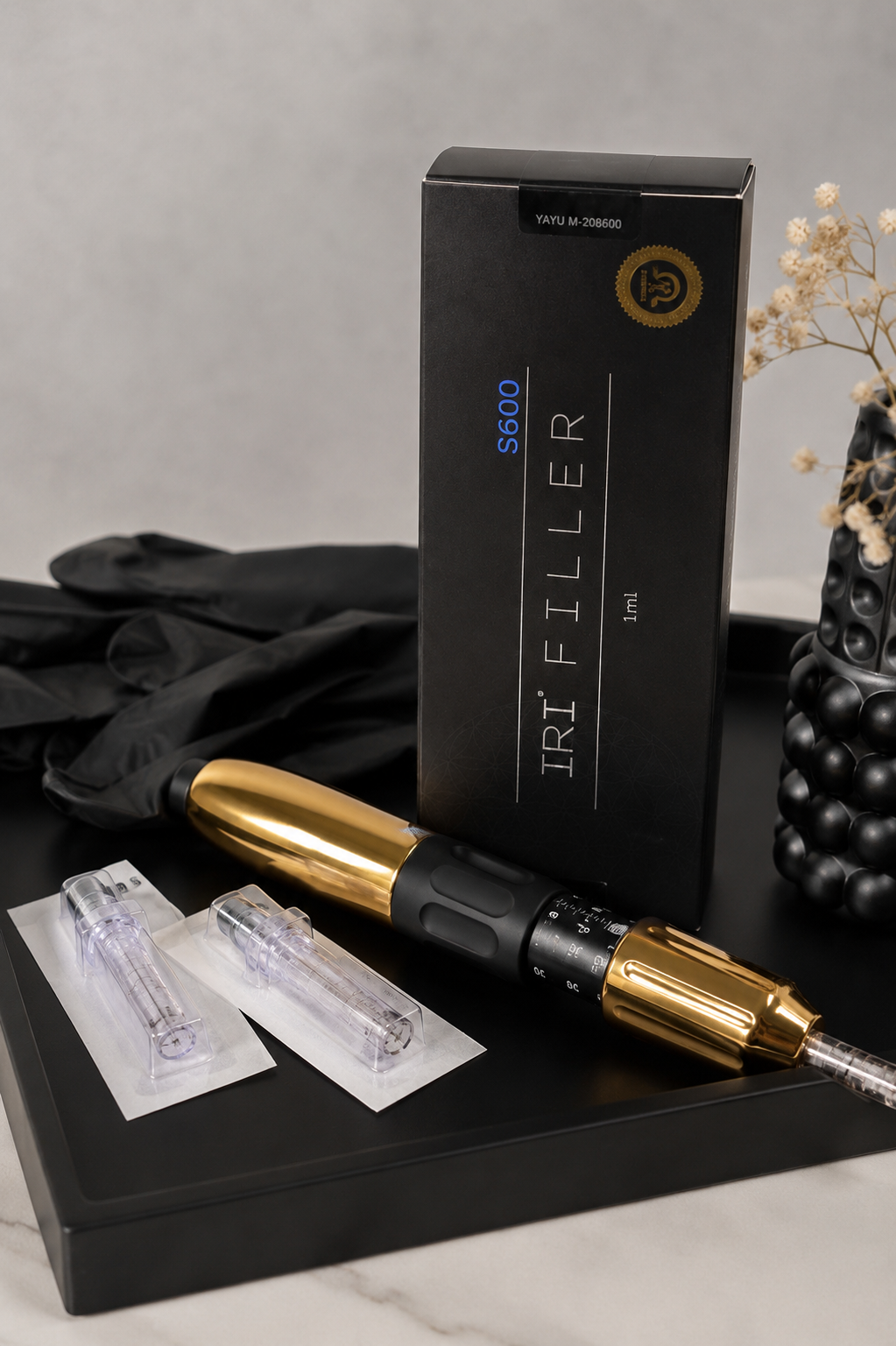 Schwarze und blaue Tri-Filler-Produktverpackungen auf weißem Hintergrund