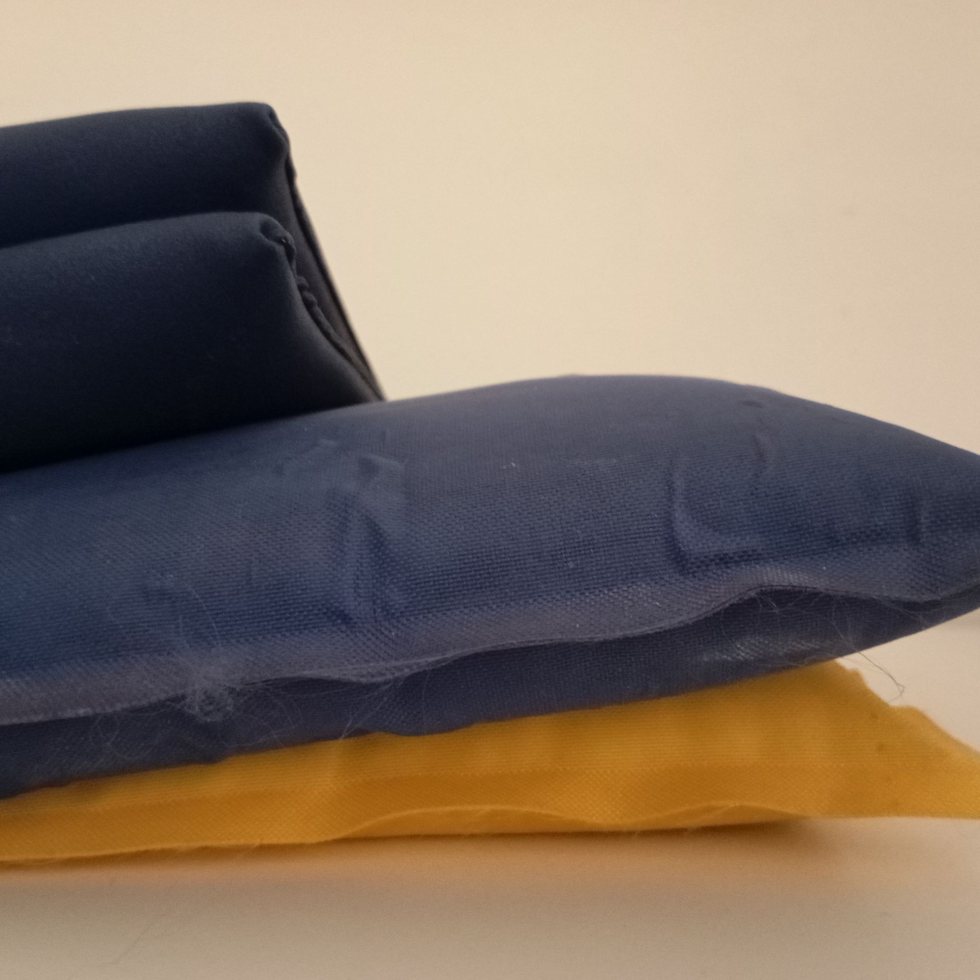 Cuscini blu e gialli impilati uno sopra l'altro