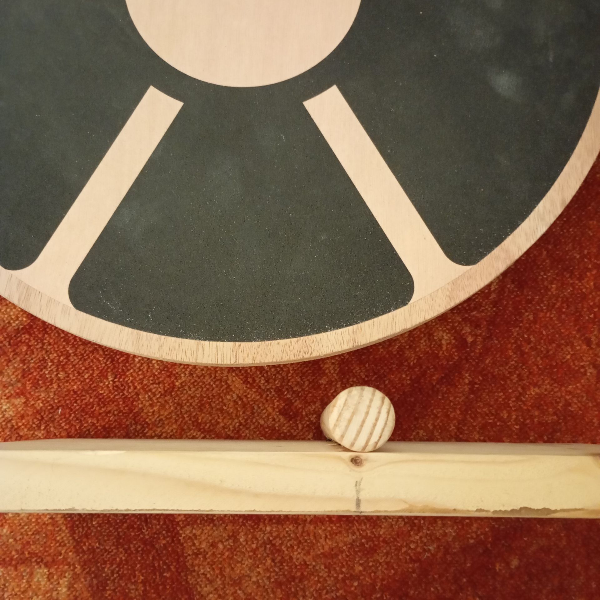 Una tavola di legno con una palla sopra
