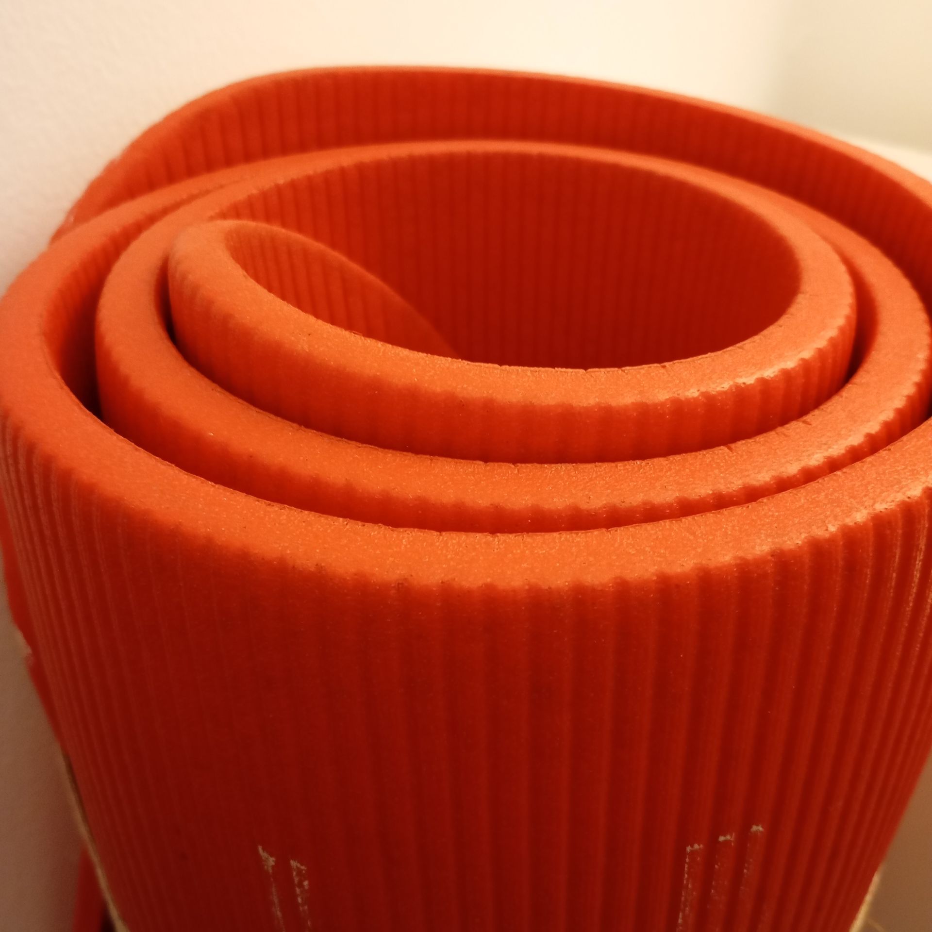 Un primo piano di un tappetino di schiuma rossa arrotolato