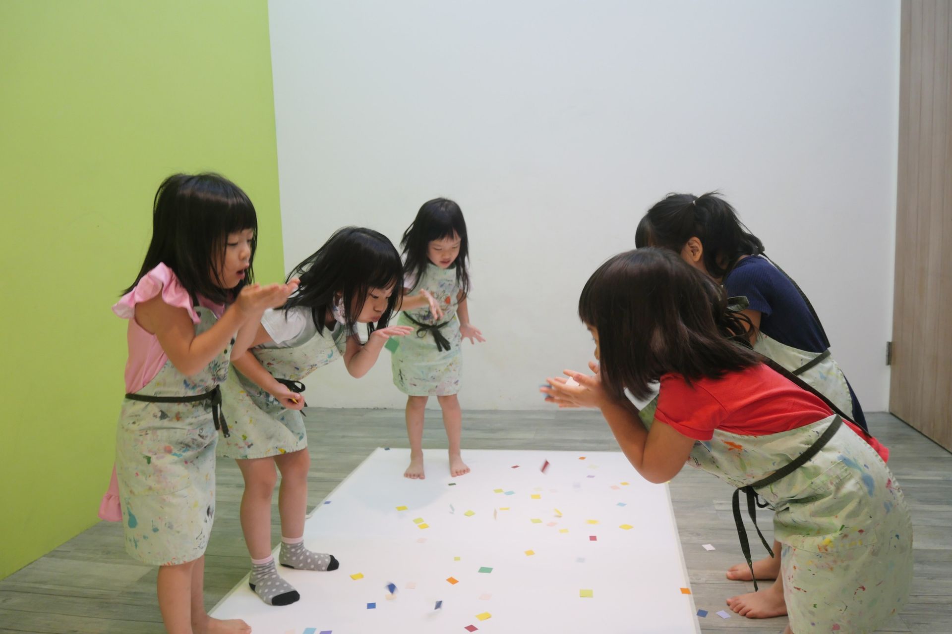 幼兒主題塗鴉 - 吹彩紙