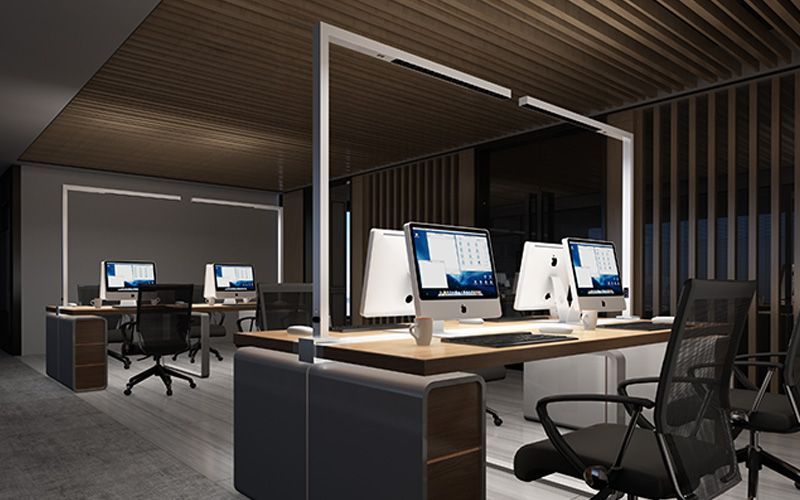 Hochwertige LED-Tischleuchte in modernem Büro mit Holzdecke und Monitorplätzen