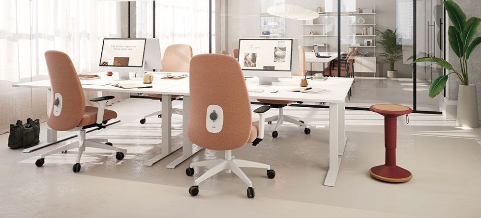 Helles Büro mit ergonomischen Stühlen, Whiteboard und einladender Atmosphäre
